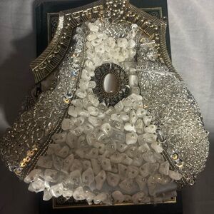 Victorian Trading Annalise White Beaded Kiss Lock Handbag - Missing Bead & Chain